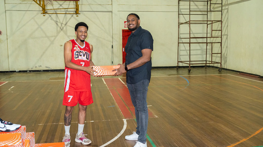 S.C.V.U. basketball team on court